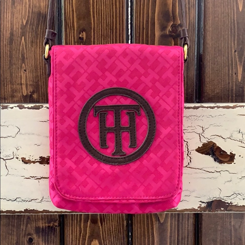 Crossbody Tommy Hilfiger hot pink purse.